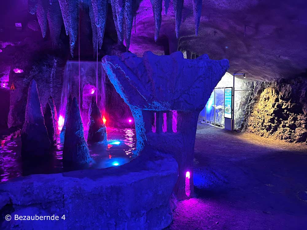 Tropfsteinhöhle in Österreich beim Wandern mit Kindern am Triassic Park